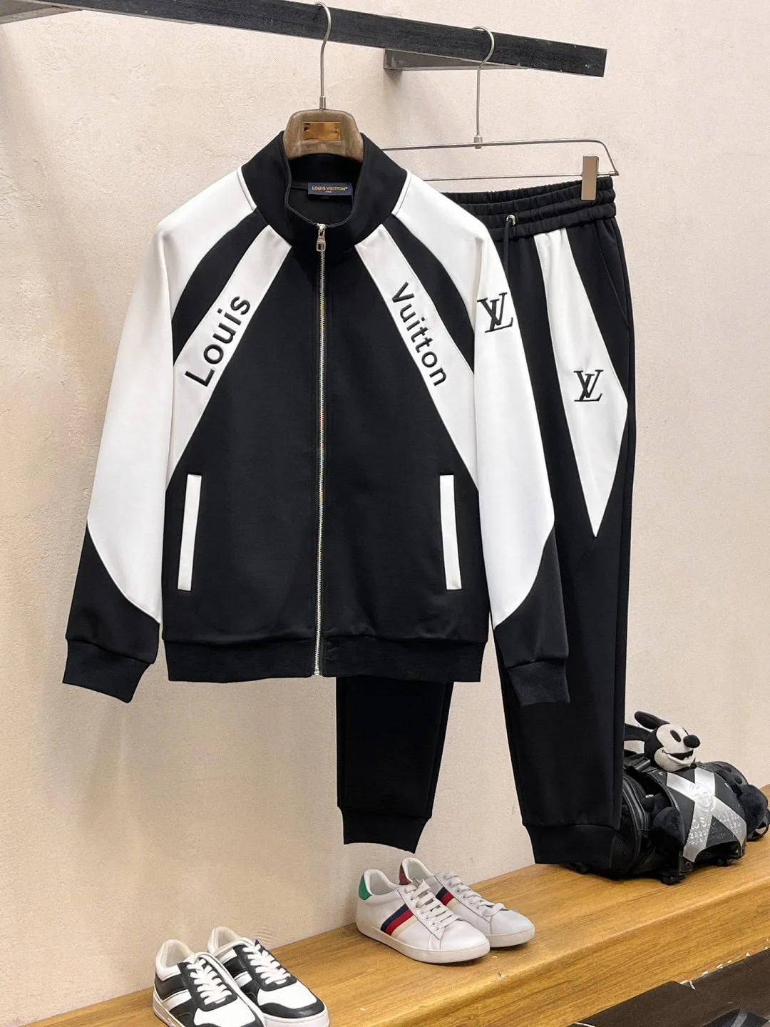 🅿️720 [LV Louis Vuitton] hot-selling suit is coming. Focus on the original version of the official website. 2025 new hot-selling cardigan and sweatshirt suit. The original order is the best. 🇭🇰The meticulous work of top designers. Just for a fitting and perfect upper body effect. All-natural high-quality Tencel Roman cotton 100%, close-fitting comfort, noble and elegant! Original hardware embodies elegance and nobility! Counter size: M-3XL (maximum wear up to 190 pounds)